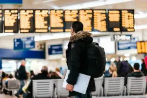 Ragazzo in aeroporto in attesa del volo