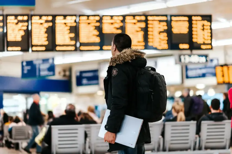 Ragazzo in aeroporto in attesa del volo