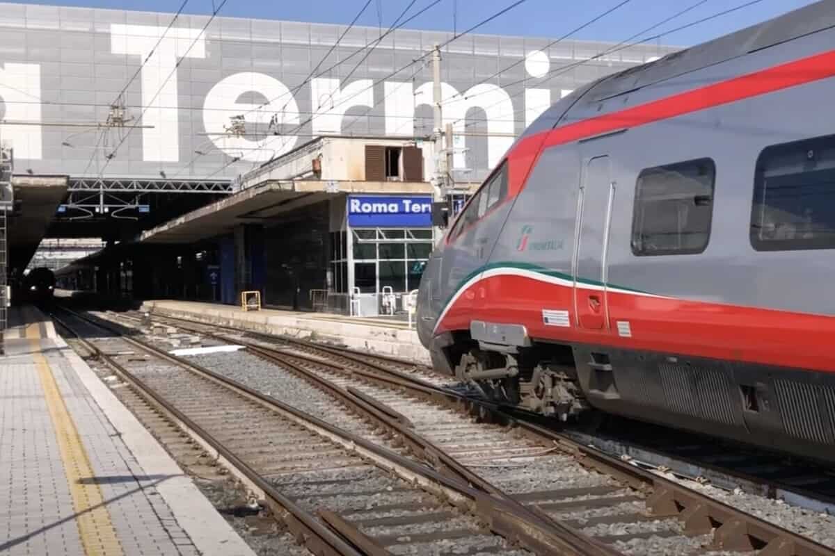 Arrivo di un treno Freccia Rossa alla stazione di Roma Termini