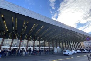 L'ingresso della stazione di Roma Termini, su Piazza dei Cinquecento