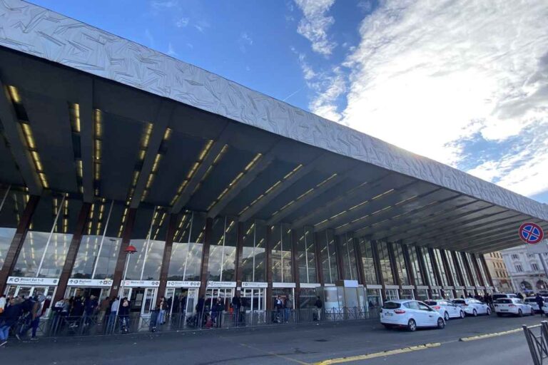 L'ingresso della stazione di Roma Termini, su Piazza dei Cinquecento