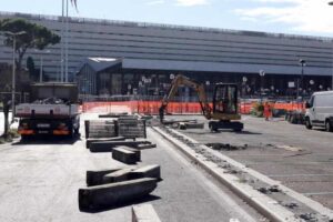 Cantiere aperto alla Stazione di Roma Termini, transennato e con mezzi in movimento