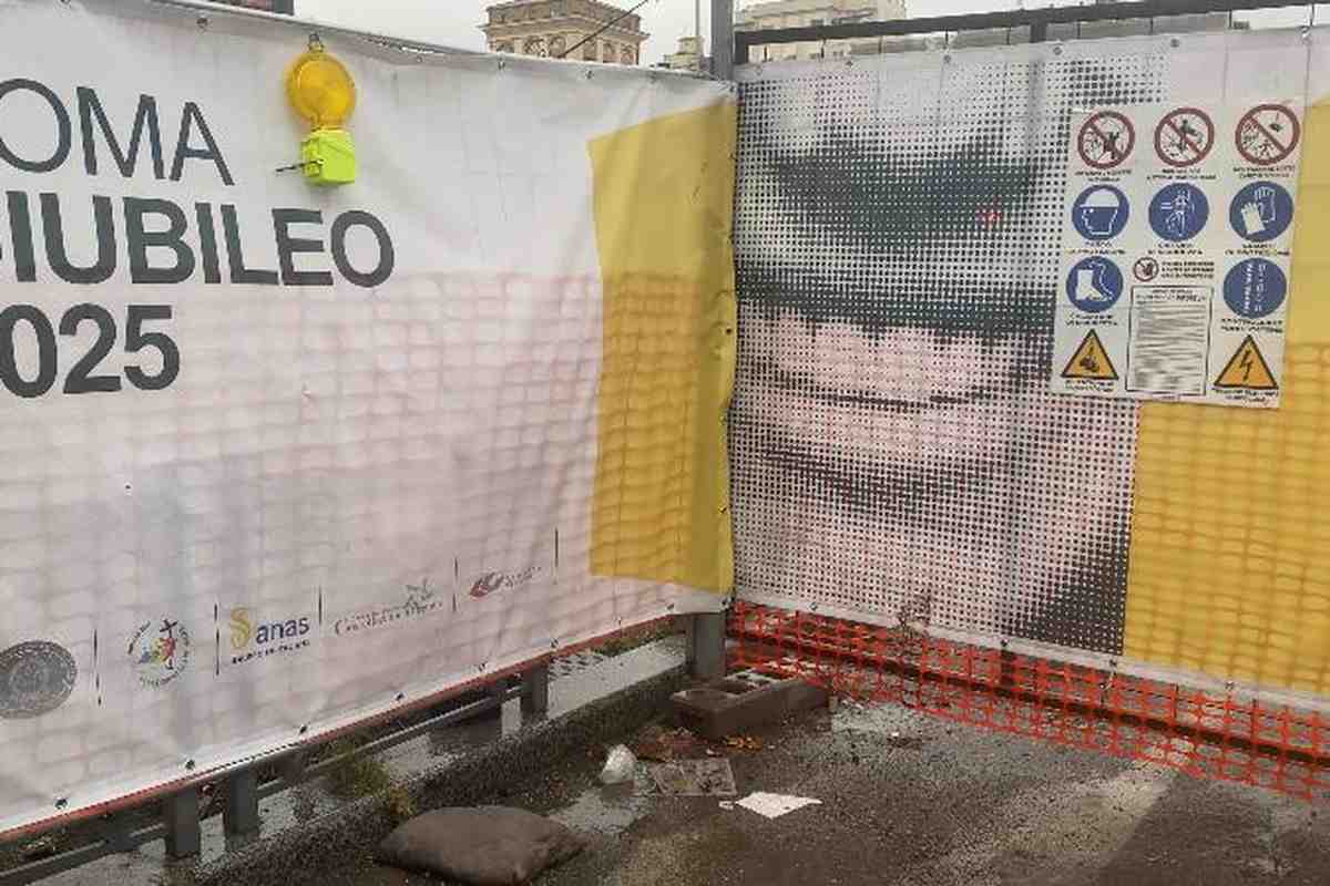Transenne con ancora l'indicazione dei lavori per il Giubileo 2025 sul piazzale antistante Termini
