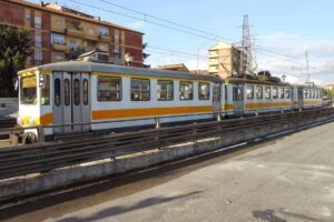 Il trenino giallo della ferrovia Roma-Giardinetti lungo la via Casilina prima della chiusura del marzo 2026