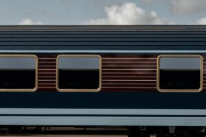 Un particolare delle carrozze di Dolce Vita Orient Express, scure ed eleganti e con particolari raffinati e di lusso