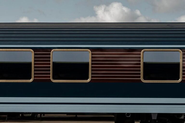 Un particolare delle carrozze di Dolce Vita Orient Express, scure ed eleganti e con particolari raffinati e di lusso