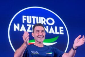 il Generale Vannacci, con la maglia di Futuro Nazionale ad un congresso del suo partito che sta raccogliendo molti consensi