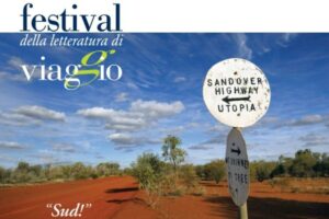 Cartello stradale in mezzo al deserto, con l'indicazione di Utopia, il logo del festival della letteratura di viaggio e la scritta "Sud"