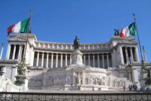 Il Vittoriano visto da Piazza Venezia a Roma con la facciata in marmo bianco e le scalinate monumentali