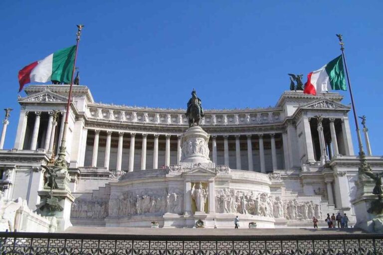 Il Vittoriano visto da Piazza Venezia a Roma con la facciata in marmo bianco e le scalinate monumentali