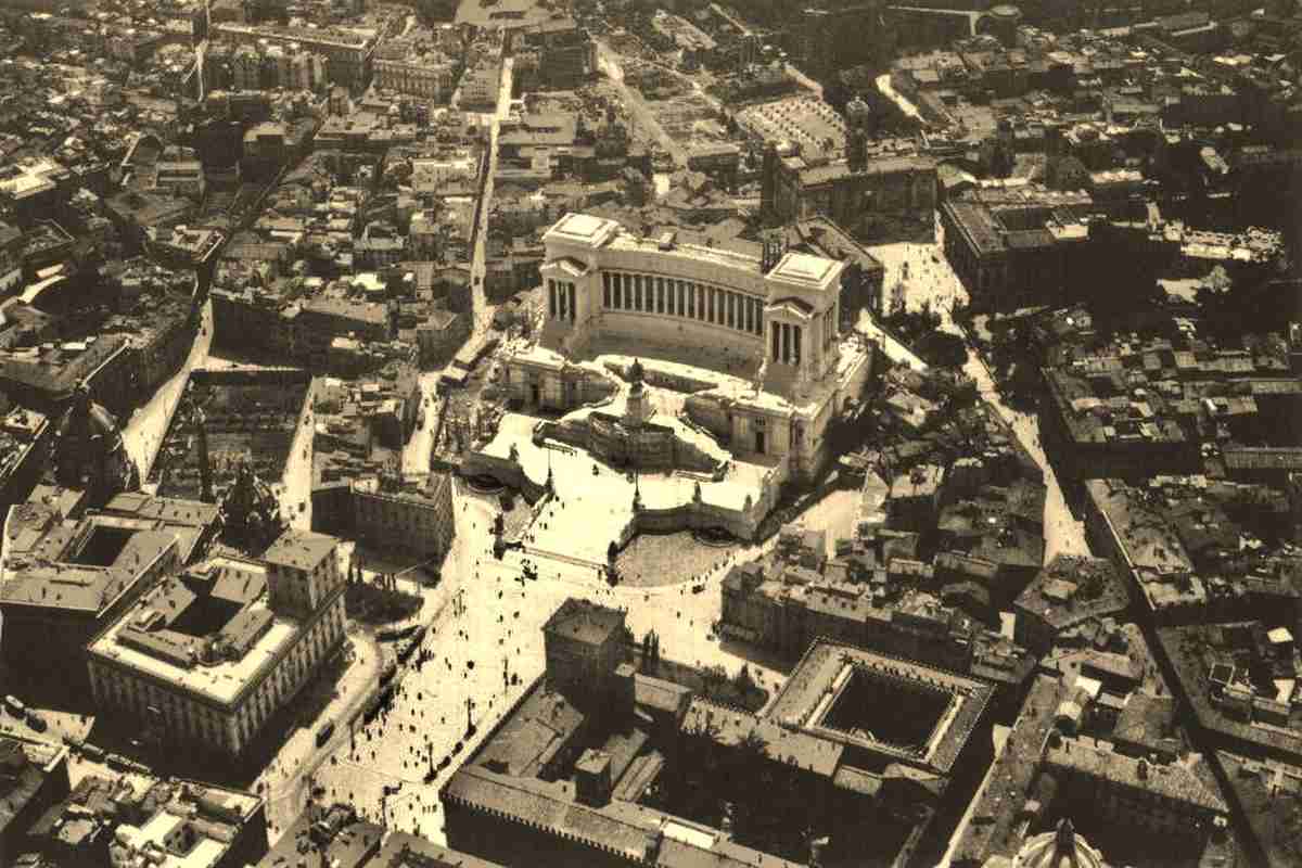 Vista aerea del centro di Roma con il Vittoriano e Piazza Venezia in una vecchia foto d'epoca