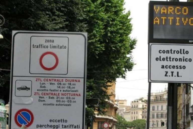 Cartello ZTL Zona a Traffico Limitato di Roma con display "Varco Attivo" e pannello del controllo elettronico accesso