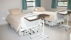 Camera di ospedale e primo piano su due letti singoli