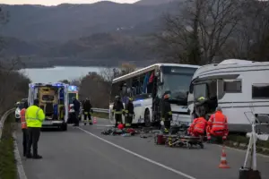 Soccorsi su strada extraurbana dopo lo scontro tra bus e camper, con ambulanza e vigili del fuoco