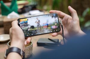 Ragazzo che gioca a un videogame sul cellulare