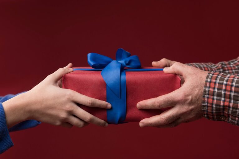 Due persone che si scambiano un regalo aziendale di lusso