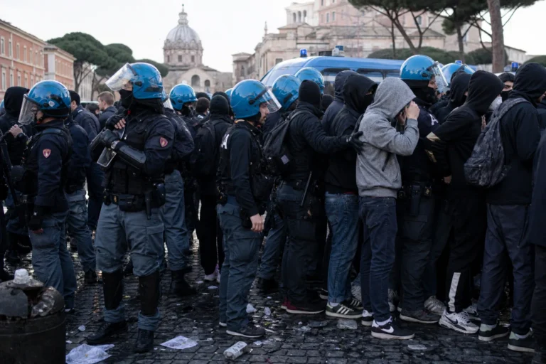Tre cortei a Roma, 60 incappucciati identificati: quasi tutti minorenni, un denunciato